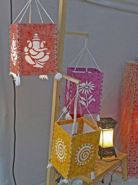 Flower Crafts Diy, Diy Diwali Lanterns, Homemade Lanterns, Diwali Lantern, Paper Flower Diy, Lantern Craft, Diy Diwali Decorations, Crafts Diy Projects, Paper Craft Ideas