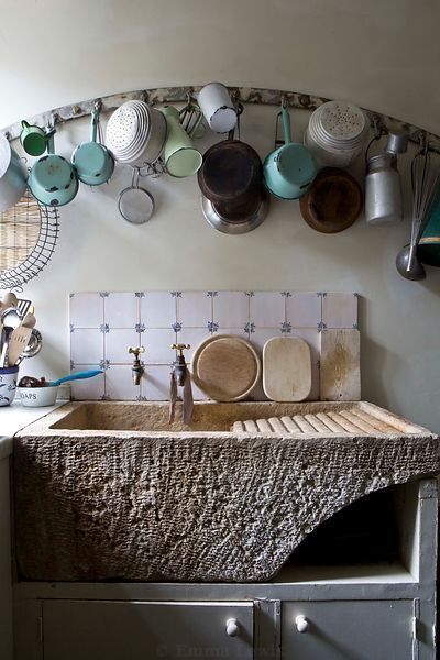 Cob House, Cottage Kitchens, Stone Sink, Old Kitchen, Pots And Pans, Rustic Kitchen, Country Kitchen, 인테리어 디자인, Powder Room