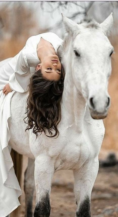 Navajo Fry Bread, Horse Photoshoot Ideas, Equine Photography Poses, Horse Senior Pictures, Woman Riding Horse, Horse Photography Poses, 1 Vs 1, Funny Horse Pictures, Horse Wedding