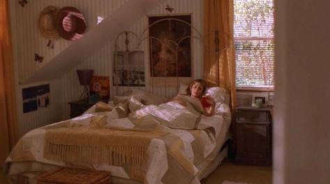 Buffy Room Decor, 80s Movie Bedroom, Buffy Summers Bedroom, 1990s Room Aesthetic, Buffy Bedroom, 80s Girl Bedroom, 1990 Bedroom, 90s Inspired Bedroom, 90s Bedrooms