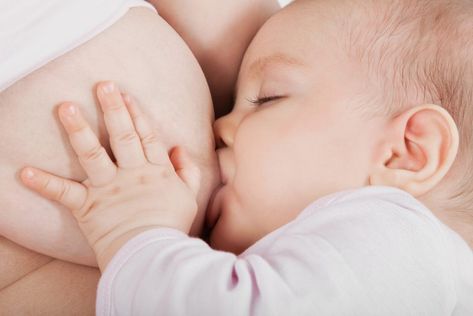 ¿Cómo saber si mi bebé está succionando bien el pecho? - https://www.somosmamas.com.ar/maternidad/como-saber-si-mi-bebe-esta-succionando-bien-el-pecho/ ¿Mi bebé está mamando bien? ¿Cómo saber si está succionando correctamente? Para muchas mamás, en especial las primerizas, estas son las inquietudes más recurrentes cuando comienzan a amamantar a su bebé. Algunas mamás no tienen el pezón bien formado, otras simplemente no encuentran la posición ideal, pero sea c Mother Feeding, Mother Photos, Stopping Breastfeeding, Nursery Decorations, Fall Wedding Guest, Breast Milk, First Baby, Baby Feeding, Baby Names