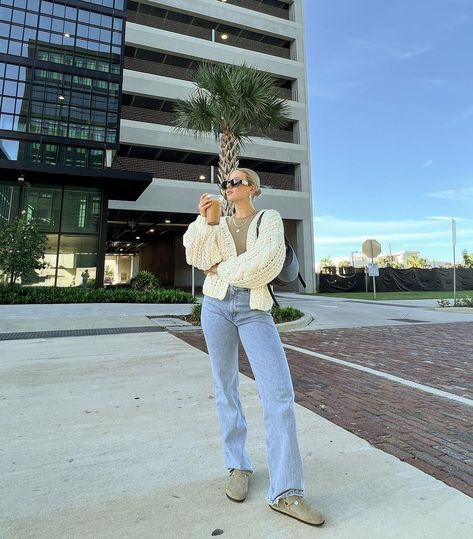 Winter Florida Outfits, Vanessa Ferraiolo, Style Birkenstock Boston, Birkenstock Boston Clog Outfit, Birkenstock Outfit Winter, Boston Clogs Outfit, Clog Outfits, Birkenstock Boston Outfit, Birks Outfit