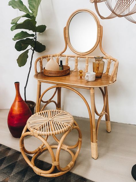 Get it Now Guys😍 A dressing table for your beauty essentials, completed in a rattan construction, with the perfect space to store your jewelry and cosmetics. This vanity table has an oval built-in mirror, making it the ideal addition to a bedroom. Click the link on the bio and grab it now !!! Boho Makeup Table, Boho Dressing Table, Rattan Vanity, Boho Vanity, Costal Bedroom, Dressing Table Lights, Boho Mirrors, Cozy Studio Apartment, Wicker Mirror