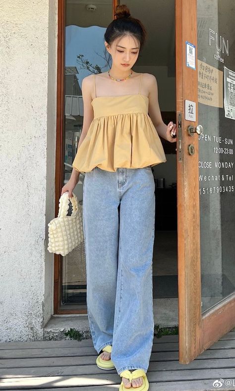 😍 🥰 Different Tops Design, Cute Summer Tops Modest, Tita Outfit Casual, Japanese Summer Outfits Women, Summer Ootd Korean, Summer Outfits Aesthetic Korean, Casual Day Outfit Summer Street Style, Peplum Top Outfits Casual, Tita Outfit