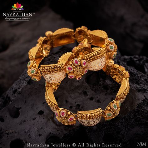 Gold Gajra Bangles Antique, Gold Gajra Bangles, Gajra Design, Gajra Bangles, Bridal Jewellery Inspiration, Antique Necklaces Design, Gold Bangles For Women, Gold Jewelry Outfits, New Gold Jewellery Designs