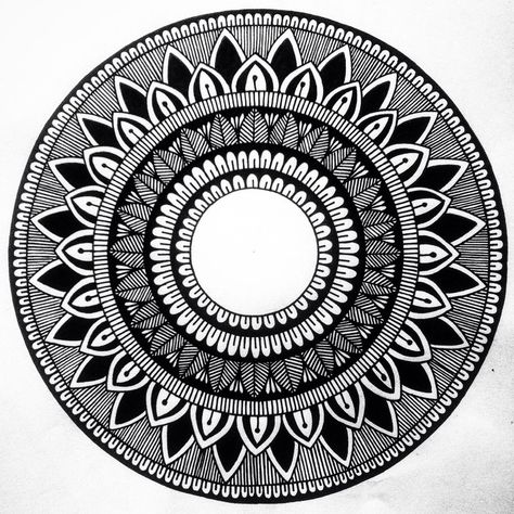 Parrot Doodle Art, Circle Mandala Drawing, Circle Mandala Design, Circle Mandala Art, Mandala Art Designs, Super Easy Drawings, Pen Art Work, Easy Mandala Drawing, Boho Art Drawings