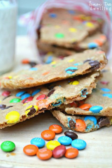 M&M Cookie Brittle Cookie Brittle, Brownie Brittle, Brittle Recipes, M M Cookies, Creative Recipes, Kids Cooking, Sugar Sugar, Cookie Crumbs, Candy Bars