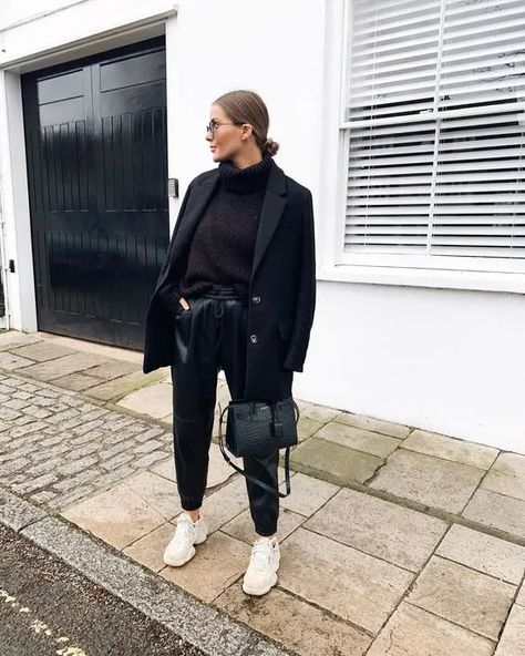 Brunch Outfit Black Woman, Lederhosen Outfit, Brooklyn Blonde, Brunch Outfits, Sneaker Outfits, Perfect Brunch, Joggers Outfit, Blazer Outfit, Sneakers Looks