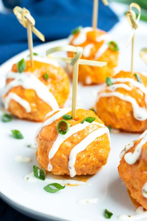 Buffalo Chicken Meatballs are made in the slow cooker or Crock-Pot for a simple, easy, and low-carb appetizer recipe.  These bite-sized snacks are a healthy finger food idea for game days, holiday get-togethers, or Super Bowl parties!  A homemade buffalo sauce gives these Crock-Pot meatballs a spicy kick that will make your guests want to go back for seconds. #buffalochicken #meatballs #gameday #appetizer #snack #superbowl Buffalo Meatballs, Slow Cooker Buffalo Chicken, Chicken Buffalo, Buffalo Chicken Meatballs, Healthy Finger Foods, Homemade Buffalo Sauce, Low Carb Meatballs, Healthy Appetizer, Appetizer Meatballs