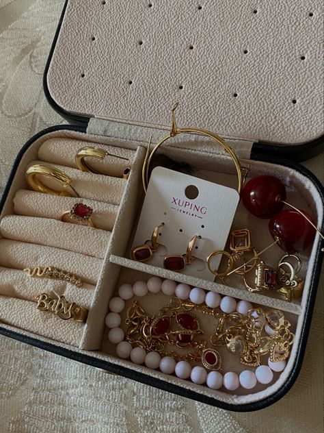 Red Jewelry Aesthetic, Old Money Lana Del Rey, Pearls Aesthetic, Aesthetic Old Money, Aesthetic Old, Gold Pearl Jewelry, Aesthetic Bags, Jewelry Aesthetic, Lana Jewelry