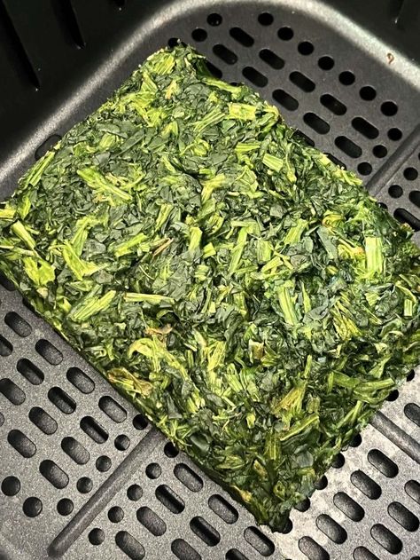 Discover how to make perfectly crispy air fryer frozen spinach in minutes. This quick and healthy side dish is easy to prepare and packed with nutrients. Perfect for busy weeknights! Easy Spinach Recipes, Spinach Balls, Spinach Omelet, Spinach Casserole, Spinach Recipe, Healthy Side Dish, Egg Nest, Spinach Soup, Low Carb Sides