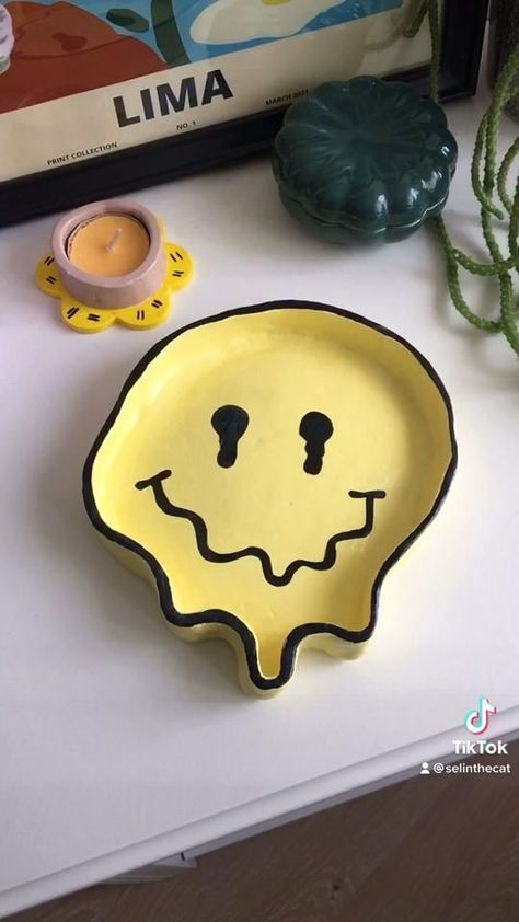 melted smiley face dish ~ air dry clay ~ Ceramic [Video] | Diy clay crafts, Clay diy projects, Clay art projects Itsekovettuva Savi, Crafts Clay, Diy Air Dry Clay, Sculpture Art Clay, Seni Dan Kraf, Air Dry Clay Projects, Tanah Liat, Clay Diy Projects, Clay Crafts Air Dry