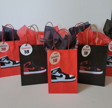 Sweet 16 For Boys, Sneaker Party, 15th Birthday Party Ideas, Party Candy Bags, Nike Inspired, Bday Party Kids, Sneaker Ball, Ball Birthday Parties, 1st Birthday Themes