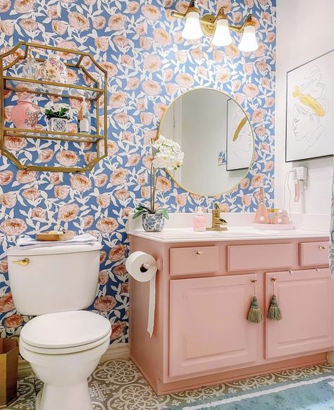 Funky Bathroom, Girly Bathroom, Color House, Condo Decor, Preppy Decor, Sims Houses, Eclectic Bathroom, Decorating Bathroom, Hall Bathroom