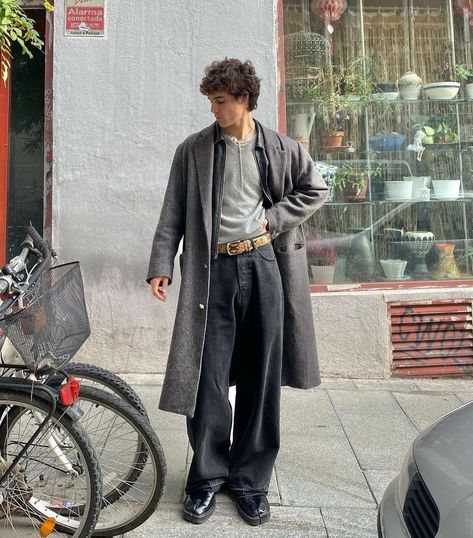 IG: carcanela Tabi Shoes Outfit, Streetwear Outfits Aesthetic, Trench Coat Street Style, Manifesting Board, Legs Outfit, Trench Coat Outfit, Men's Vintage Style, Tabi Shoes, Mens Casual Dress Outfits