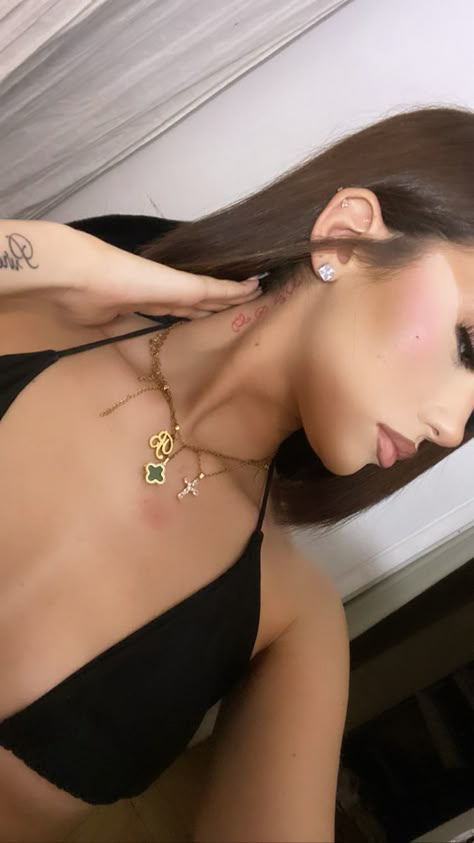 Full Face No Lashes, Latina Style Outfits, Latina Aesthetic, Pretty Jewelry Necklaces, Dope Makeup, Pic Pose, Puff And Pass, Jewelry Fashion Trends, Makeup Obsession