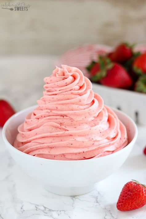 Strawberry Frosting Recipes, Celebrating Sweets, Frosting Buttercream, Cupcakes Pink, Strawberry Buttercream Frosting, Macaron Filling, Shortcake Cake, Strawberry Shortcake Cake, Strawberry Frosting