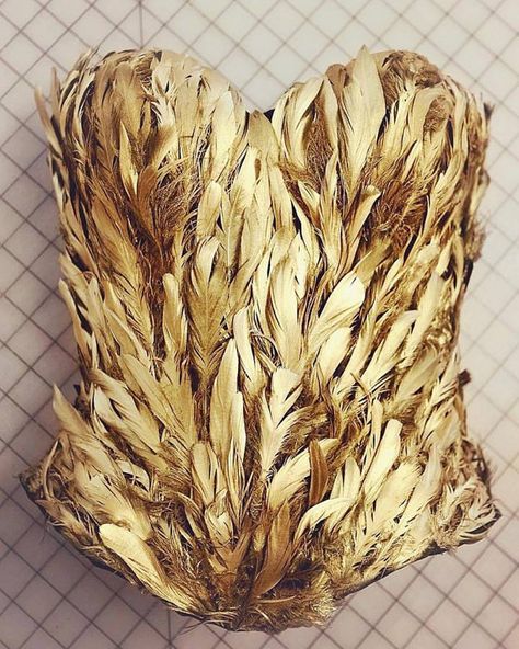 Feather Corset, Gold Corset, Corset Bustier Top, Goddess Costume, Quoi Porter, Gold Aesthetic, Corset Bustier, Gold Feathers, Black Feathers