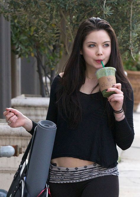 Só eu sei o quanto eu te amo e te quero bem. Só eu sei o quanto é triste amar e ficar sem ninguém. Grace Phillips, Grace Phipps, Hollywood Celebrities, Event Dresses, Role Models, Pretty Woman, Always Be, Different Types