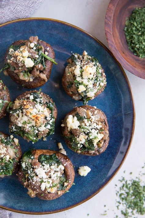 Ground Beef & Feta Stuffed Mushrooms with caramelized onion, garlic, and spinach makes for the perfect bite! Simple yet flavorful appetizer. Stuffed Mushrooms Ground Beef, Feta Stuffed Mushrooms, Portabella Mushrooms Recipes, Feta Recipe, Mushroom Appetizers, Cheese Stuffed Mushrooms, Healthy Ground Beef, Spinach Recipe, Stuffed Mushroom