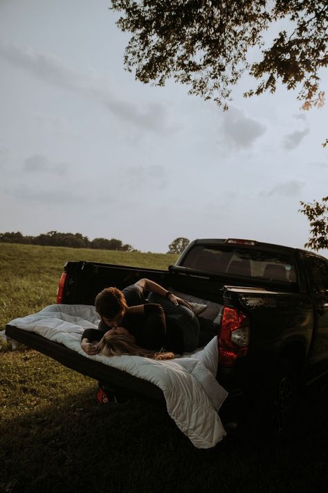 Truck Bed Date, Cozy Date Night, Back Of A Truck, Country Couple Pictures, Country Relationship Goals, Country Relationships, Cute Country Couples, Winter Date Night, Dream Dates