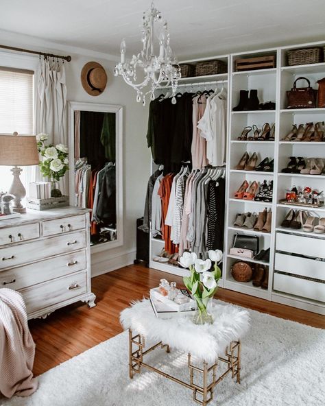 Bedroom Into Dressing Room, Spare Room Walk In Closet, Bedroom Turned Closet, Spare Bedroom Closets, Spare Room Closet, Ideas De Closets, Dream Dressing Room, Dressing Room Design Small Space, Dressing Room Decor