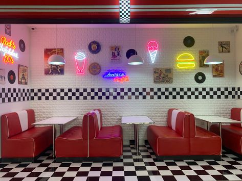 Old Diner Interior, Retro Ice Cream Shop 50s Diner, 50’s Diner, Retro Diner Exterior, Retro Restaurant Design, Retro Diner Decor, Diner Interior, Diner Art, Diner Booth