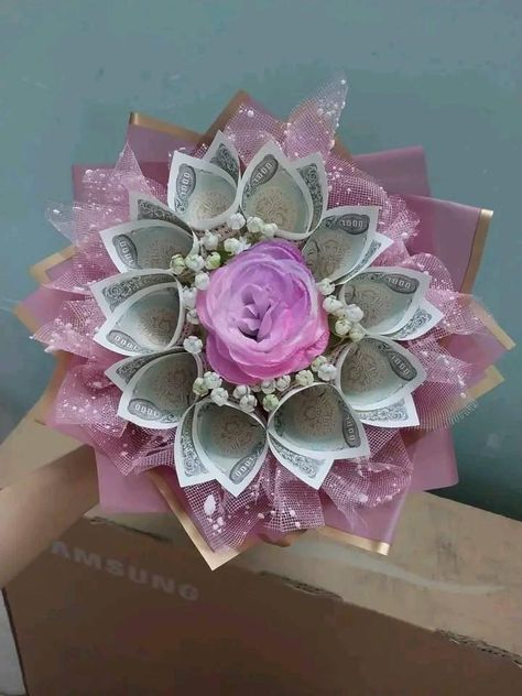 Wedding Packings, Bouquet Money, Money Bouquets, Paper Rose Craft, Chocolate Bouquet Diy, Bouquet Tutorial, Money Flowers, Money Bouquet, Personalised Gifts Diy