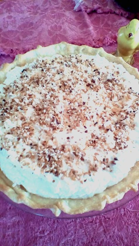 Amish White Christmas Pie - EASY and Amazing - Amish365.com Christmas Pie Recipes, Pennsylvania Dutch Recipes, White Pie, Mennonite Recipes, Pie Easy, Christmas Pie, Desserts Christmas, Amish Recipes, Dutch Recipes