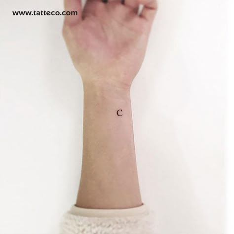 Letter C Tattoo, Chris Tattoo, Capital C, Tattoo Sonne, Letter Tattoos, Rib Tattoos For Women, Names Tattoos For Men, Verse Tattoos, Nouveau Tattoo