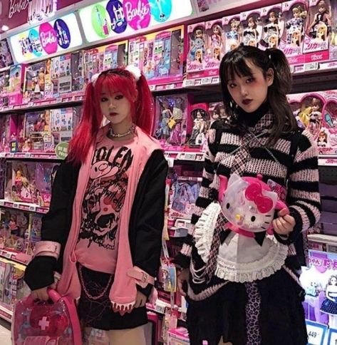 Goth And Pastel Friends, Pink Alt, Goth Friends, Pastel Goth Outfits, Pastel Goth Fashion, Poses References, Alt Fashion, Goth Outfits, Alternative Outfits