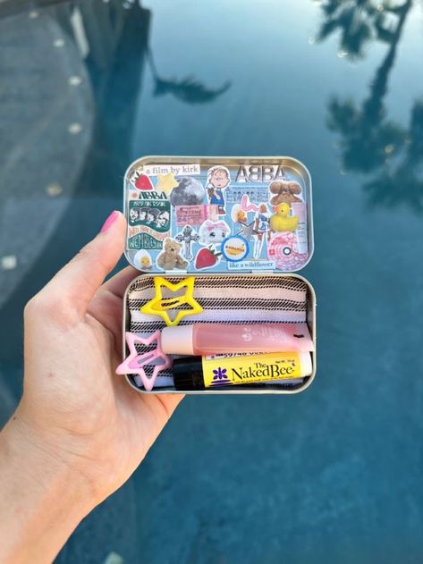 Altoid Tin Ideas, Tin Wallet, Aesthetic Crafts, Mint Tin Crafts, Tin Ideas, Crafts Aesthetic, Girly Makeup, Altoids Tins, School Bag Essentials