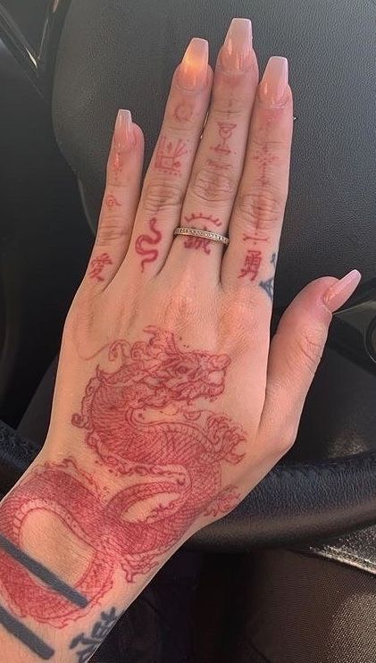 Tiger Hand Tattoo, Dragon Tattoo Ideas, Tattoos Simple, Cute Hand Tattoos, Hand And Finger Tattoos, Pretty Hand Tattoos, Tattoos For Black Skin, Red Ink Tattoos, Hand Tattoos For Women