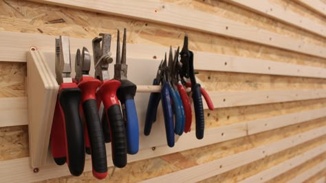 DIY : french cleat - holder for pliers French Cleat Pliers Holder, French Cleat Pliers, French Cleat Tool Wall, Pliers Organization, Cleat Wall Storage, French Cleat Garage, French Cleat Tool Holders, Diy French Cleat, French Cleat Tool Storage