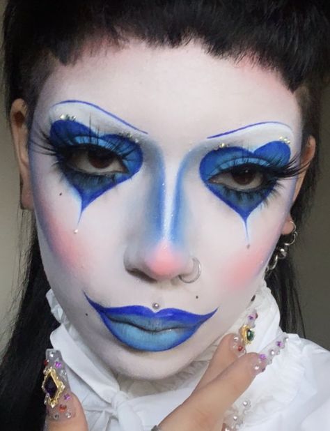 Blue Makeup Looks Halloween, Moon Clown Makeup, Heart Clown Makeup Aesthetic, Red And Blue Clown Makeup, Blue Clown Outfit, Clown Core Makeup Black, Pink And Blue Clown Makeup, Cyclops Makeup, Drag Clown Makeup