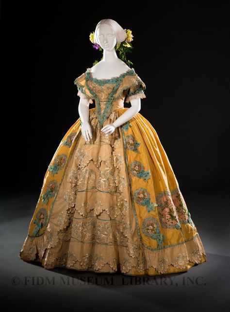 Rate the Dress: 1852 does 18th century Historical Gowns, 1850s Fashion, Victorian Dresses, 1860 Fashion, Rococo Fashion, Historic Fashion, 1800s Fashion, Dress History, 19th Century Fashion