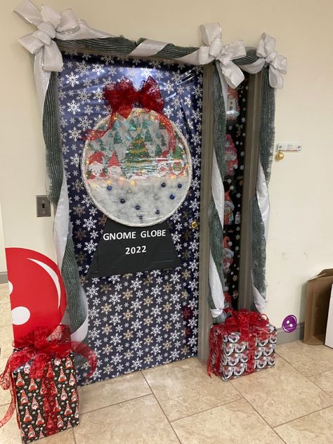 Snow Globe Christmas Door, Gnome Office Door Decoration, Snow Globe Window Display, Snowglobe Door Decoration, Snow Globe Door Decoration, Door Decorations Classroom Christmas, Christmas Bulletin Boards, School Door Decorations, Christmas Door Decoration