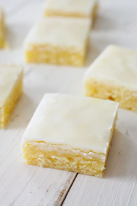 Orange almond blondies Orange Blondies Recipe, Orange Blondies, Almond Blondies, Orange Brownies, Refreshing Snacks, Bar Cookies, Cookie Bar Recipes, Orange Recipes, Brownie Recipes