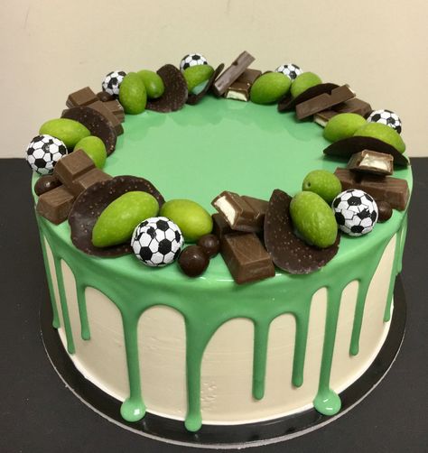 Soccer Party Cake, Football Torte, Rocket League Cake, Birthday Cake Football, Football Cake Design, Soccer Birthday Cakes, Buttercream Cake Designs, New Birthday Cake, Soccer Cake