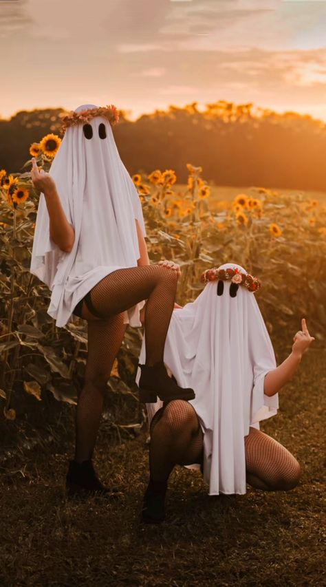 Bestie Halloween Pictures, Best Friend Halloween Picture Ideas, Ghost Bestie Photos, Fun Unique Photoshoot Ideas, Ghost Friend Pictures, Bff Ghost Photoshoot, Fall Aesthetic Photoshoot Ideas, Friend Ghost Photoshoot, Halloween Ghost Photoshoot Ideas