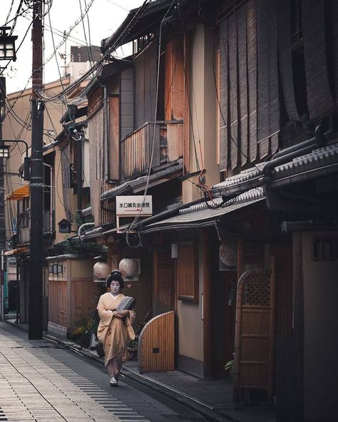 Hanamikoji Street, Kyoto Fine Restaurant, Japanese Architecture, Japan Photo, Photoshoot Inspiration, Back In Time, Life Goals, Japan Travel, Kyoto, The Old