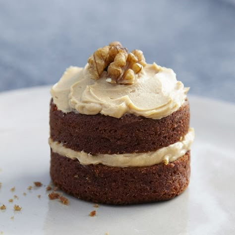 mini-coffee-and-walnut-cakes Mini Coffee Cake, Coffee And Walnut Cake, Afternoon Tea Ideas, Mini Torte, Coffee Cake Recipe, Slow Cooker Desserts, Walnut Cake, Small Cakes, Dessert Party