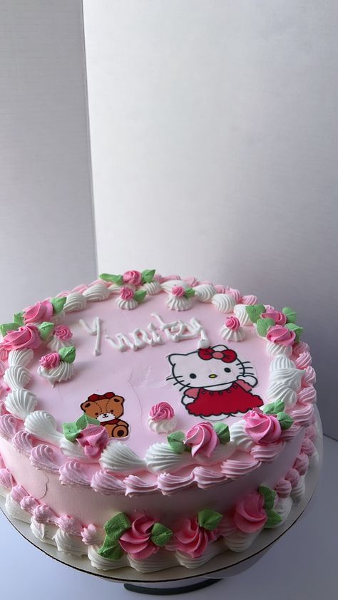 Hello Kitty Round Cake, Hello Kitty Strawberry Cake, Hello Kitty Birthday Party, Hello Kitty Cake, Pink Hello Kitty, Hello Kitty Birthday, Strawberry Cake, Round Cakes, Cute Cakes