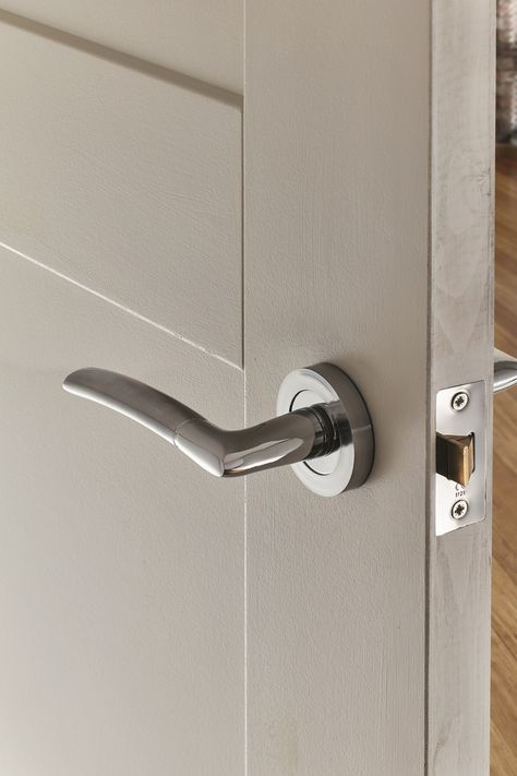 Need modern door handle ideas? Our Newington Dual-Tone Chrome Lever on Rose Door Handle looks great on a shaker grey internal door and is a great addition to your modern home design. Internal Doors Handles, Chrome Door Handles Interior, Door Handles On White Doors, Door Handle Ideas, Modern Door Handle, Silver Door Handles, Bedroom Door Handles, Grey Internal Doors, Handle Ideas