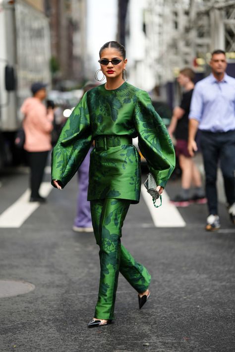 Not sure if matching sets are your thing? Well NYFW street style will prove to you that even the wildest sets are worth it. This all green suit exudes confidence. Pant Suit Street Style, Green Vision Board, Aesthetic Emerald Green, Emerald Green Interior, Green Mood Board, Nyfw 2022, Emerald Green Outfit, Emerald Green Inspiration, Duck Green