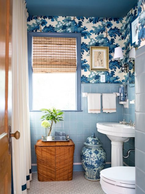 28 Bathroom Wallpaper Ideas That Will Inspire You to be Bold Wallpaper For Small Bathrooms, Blue Bathroom Tile, Sandberg Wallpaper, Retro Bathrooms, Chic Wallpaper, Bad Inspiration, Blue Tile, Bathroom Tile Designs, Chic Bathrooms