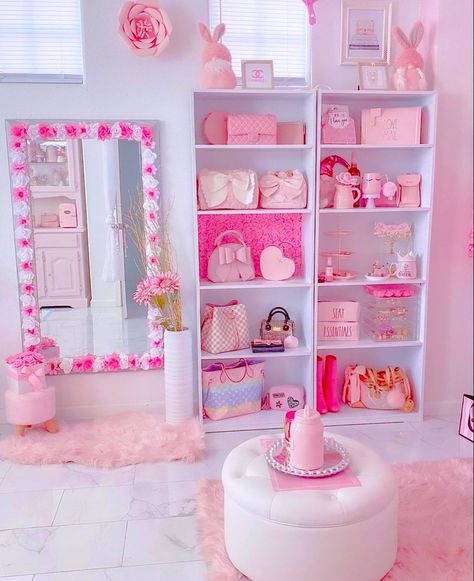 Barbie Bedroom Ideas, Ruangan Studio, Barbie Bedroom, Pink Closet, Girly Apartments, Trendy Apartment, Pink Office, Cute Diy Room Decor, Vanity Room