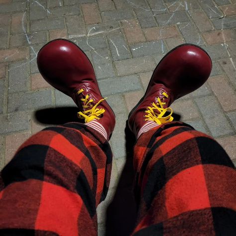 I haven't shared my newest pair of clown shoes here yet. These are real leather and are my longest pair by far as well as my favorite They are replicas that were made for Ronald McDonald, so the quality is fantastic, Sadly, they still dont keep me from slipping in banana peels, though. #clowns #clown #comedy #clownnose #rednose #clownshoes #comedystreamer #clownstreamer #clowncore Banana Peels, Clown Nose, Clown Shoes, Clowning Around, Red Nose, Beetlejuice, Logic, Smiley, Real Leather