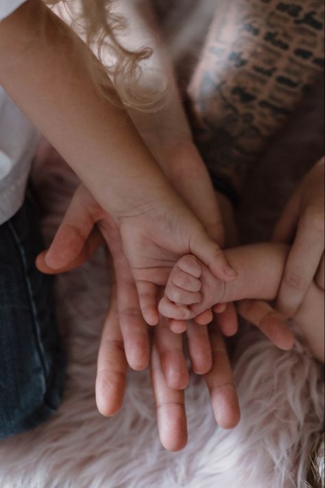 Family Hand Photography, Family Hands Photography, Newborn Hands, Hands Photography, Hospital Photos Newborn, Cute Pregnancy Pictures, Poses Family, Families Hands, Pregnancy Pictures