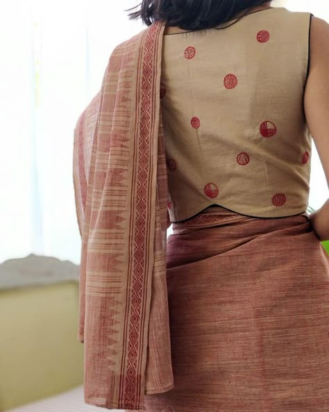 Rock This Summer With Ultra Minimalist Sarees and Blouses! • Keep Me Stylish Latest Cotton Blouse Pattern, Trendy Blouse Patterns, Cotton Blouse Pattern, Ultra Minimalist, Sari Wedding, Anarkali Designs, Couture Photography, Keep Me Stylish, Kalamkari Blouse